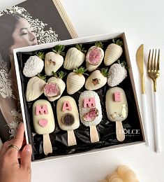 Клубничный бокс "Сладкоежка" из клубники в белом шоколаде и пирожных 