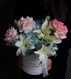 Композиция "Love Essence" из гортензии, роз и лилий