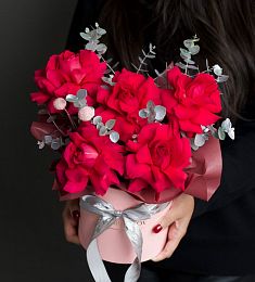 Композиция " Red Zephyr" из роз, краспедии и эвкалипта 