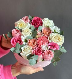 Композиция "Hector" из гвоздики, роз и хризантем в коробке