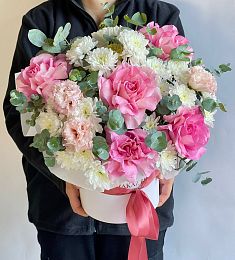 Композиция "Ludovica" из лизиантусов, роз и хризантем в коробке