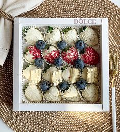 Клубничный бокс "White love" клубника в белом шоколаде и ягоды