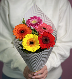 Букет из 5 гербер и фисташки