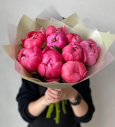 Букет из 9 красных голландских пионов