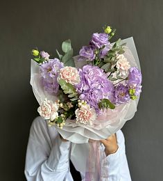 Композиция "Fiona" из гвоздики, гортензии и лизиантуса