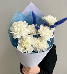 Букет "Перегрин" из гвоздик и лагуруса