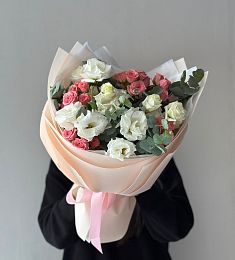 Букет "Greta" из лизиантусов, спрей роз и эвкалипта