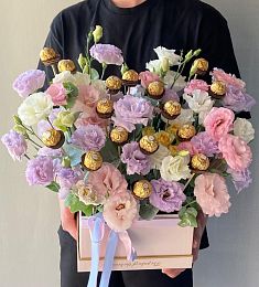 Букет в коробке "Universe" из Лизиантусов с добавлением конфет FERRERO ROCHER