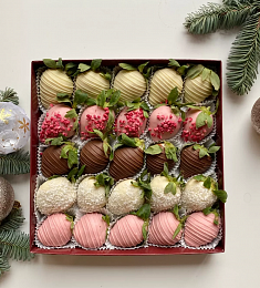 Клубничный бокс "Пудинг" клубника в молочном, белом и розовом шоколаде