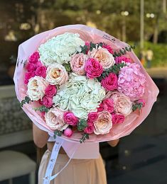 Букет "Сиена" из гортензии и роз