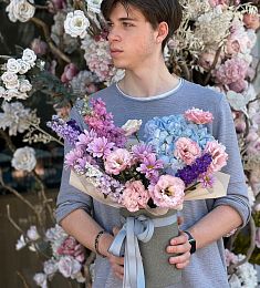 Букет в коробке "Софи" из гортензий, хризантем и лизиантусов