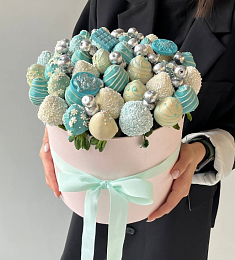 Клубничный бокс "Морозко" с клубникой в итальянском шоколаде