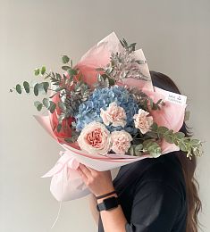 Букет "Тензия" из гортензий, гвоздик и эвкалипта 