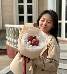 Клубничный букет "Романа" клубника в шоколаде с посыпкой