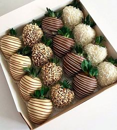 Клубничный бокс "Лесной Орех" клубника в молочном и белом шоколаде