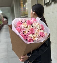 Букет "Мерцание звезд" из пионовидных и блестящих роз