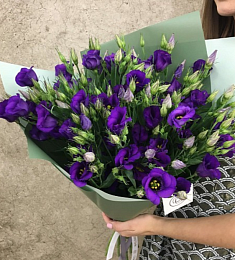 Букет из 19 синих лизиантусов