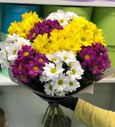 Букет из 9 ромашковидных хризантем микс в оформлении