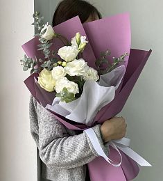 Букет "Либи" из розы и лизиантуса в оформлении. 