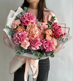 Букет "Аромат вечерней росы" из гвоздик, гортензии и роз