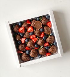 Клубничный бокс "Rosewood" клубника в шоколаде и свежие ягоды