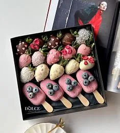 Клубничный бокс "Маркиза" клубника в итальянском шоколаде и пирожные на палочке