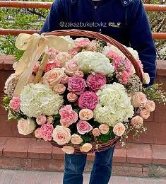 Букет "Вечерний Рим" из гортензий, роз, тюльпан и гвоздик